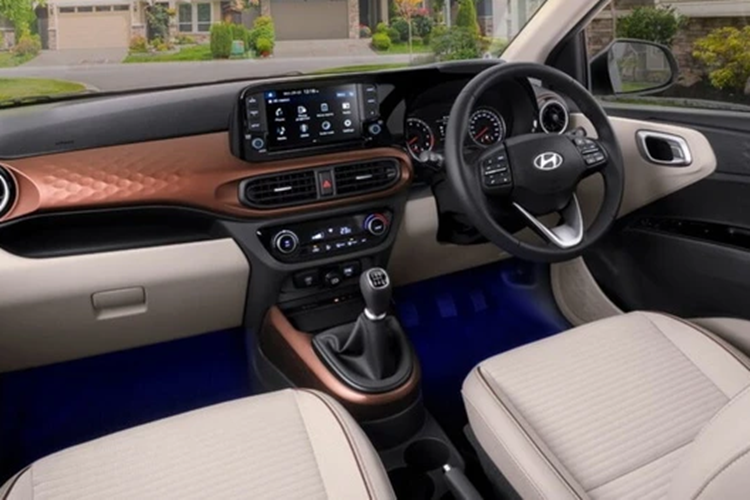 Ở phiên bản mới, xe có ngoại hình mang hơi hướng trẻ trung hơn, thể hiện qua lưới tản nhiệt được mở rộng kích thước, cản trước cùng màu thân xe, đèn pha sắc sảo hơn đi kèm dải LED chạy ban ngày.