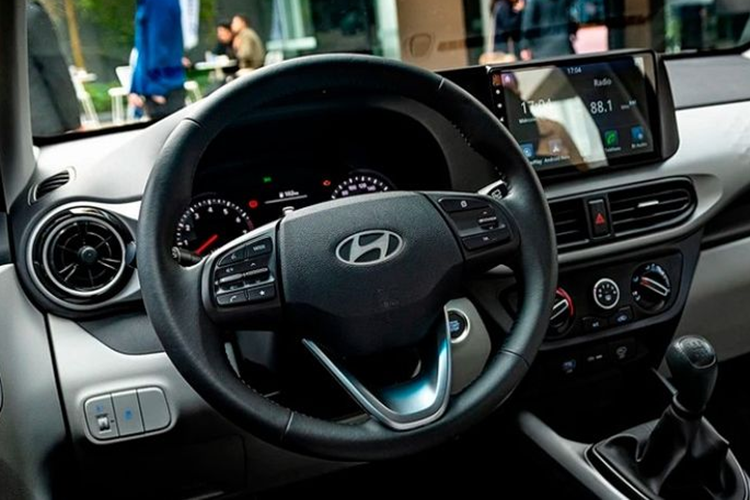 Ngoài ra, xe còn trang bị một số chi tiết nổi bật khác, có thể kể đến như bộ mâm xe hợp kim kích thước 15 inch, ăng-ten vây cá mập và đèn hậu LED được thiết kế mới. Bên cạnh đó, nội thất của Hyundai i10 cũng được bổ sung một số trang bị mới như sạc điện thoại không dây, điều hòa tự động một vùng thay cho loại chỉnh cơ trên bản cũ.