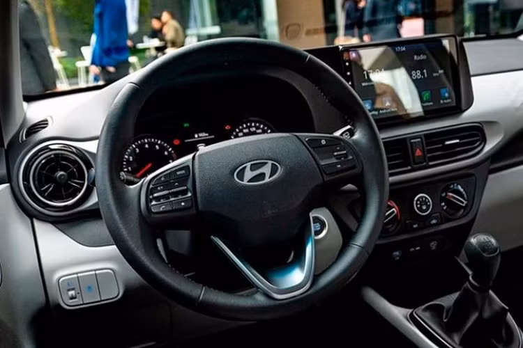 Ngoài ra, xe còn trang bị một số chi tiết nổi bật khác, có thể kể đến như bộ mâm xe hợp kim kích thước 15 inch, ăng-ten vây cá mập và đèn hậu LED được thiết kế mới. Bên cạnh đó, nội thất của Hyundai i10 cũng được bổ sung một số trang bị mới như sạc điện thoại không dây, điều hòa tự động một vùng thay cho loại chỉnh cơ trên bản cũ.