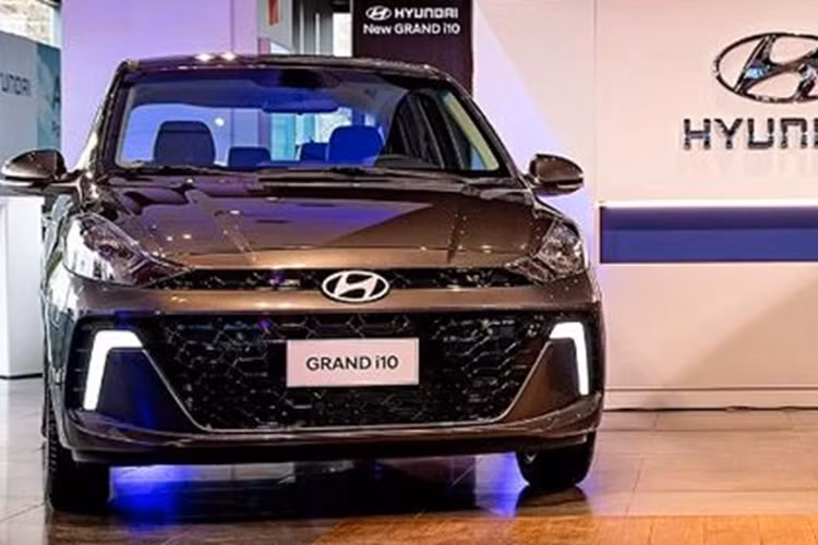 Bên cạnh đó, theo nguồn tin từ đại lý, lượng xe i10 còn tồn kho tại các showroom hiện đang rất ít, bởi hãng chủ động hạn chế nguồn cung, chuẩn bị cho việc phân phối phiên bản Hyundai Grand i10 2024 mới dự kiến ra mắt vào quý II năm nay.