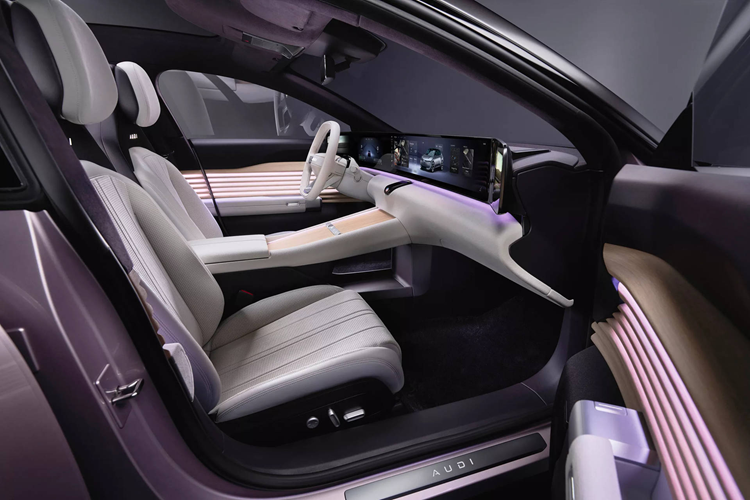 Thay vì lưới tản nhiệt và cửa hút gió truyền thống, AUDI E có các vòng màu đen chứa các bộ phận chiếu sáng LED tiên tiến và cảm biến cho hệ thống ADAS của xe. Bên trong nội thất của AUDI E concept là không gian sang trọng được tạo nên bởi các chất liệu tinh tế như vải bọc sợi nhỏ và các điểm nhấn bằng gỗ được chiếu sáng.