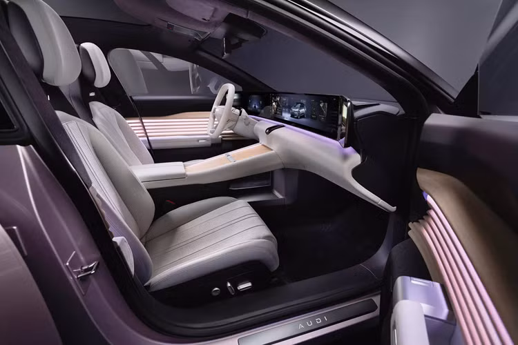 Thay vì lưới tản nhiệt và cửa hút gió truyền thống, AUDI E có các vòng màu đen chứa các bộ phận chiếu sáng LED tiên tiến và cảm biến cho hệ thống ADAS của xe. Bên trong nội thất của AUDI E concept là không gian sang trọng được tạo nên bởi các chất liệu tinh tế như vải bọc sợi nhỏ và các điểm nhấn bằng gỗ được chiếu sáng.