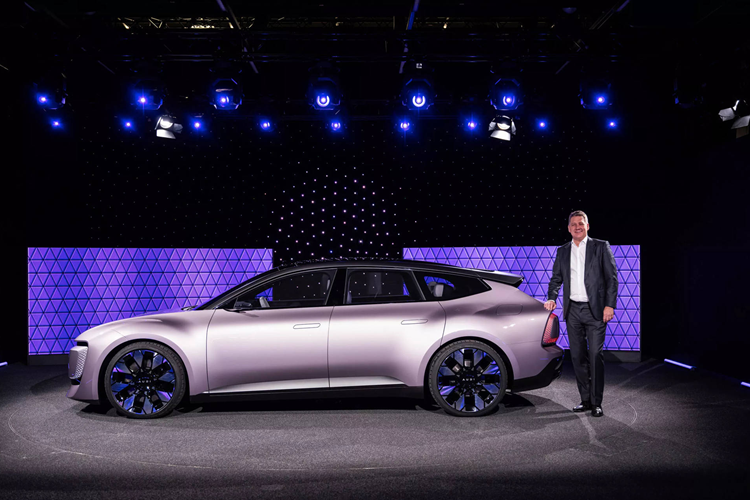 Nhân dịp công bố thương hiệu con mới, hãng cũng giới thiệu một mẫu xe concept có tên AUDI E, cho thấy cái nhìn đầu tiên về tương lai của dự án liên doanh AUDI-SAIC. Dự kiến sẽ có 3 mẫu xe sẵn sàng đi vào sản xuất hàng loạt kể từ giữa năm 2025 trở đi.