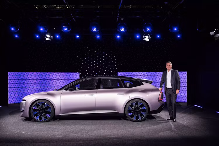 Nhân dịp công bố thương hiệu con mới, hãng cũng giới thiệu một mẫu xe concept có tên AUDI E, cho thấy cái nhìn đầu tiên về tương lai của dự án liên doanh AUDI-SAIC. Dự kiến sẽ có 3 mẫu xe sẵn sàng đi vào sản xuất hàng loạt kể từ giữa năm 2025 trở đi.