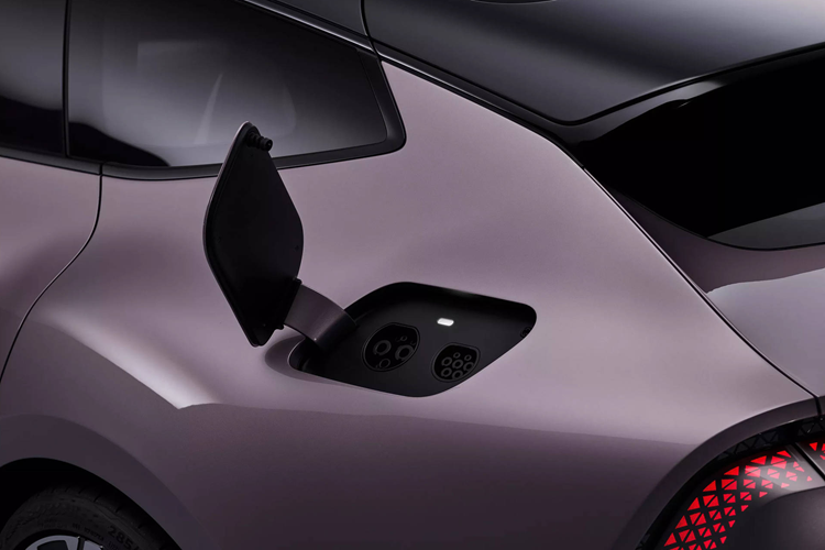 Bên dưới màn hình này là một thanh cảm ứng có tên AUDI Control và nút kích hoạt trợ lý ảo AUDI Assistant, dùng công nghệ AI tiên tiến. Các nút điều khiển vật lý duy nhất là công tắc cửa sổ và các nút bấm trên vô-lăng. Xe cũng được trang bị hệ thống trợ lái ADAS do một công ty Trung Quốc tự phát triển, có khả năng tự dẫn đường trong thành phố.