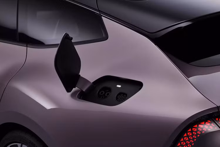 Bên dưới màn hình này là một thanh cảm ứng có tên AUDI Control và nút kích hoạt trợ lý ảo AUDI Assistant, dùng công nghệ AI tiên tiến. Các nút điều khiển vật lý duy nhất là công tắc cửa sổ và các nút bấm trên vô-lăng. Xe cũng được trang bị hệ thống trợ lái ADAS do một công ty Trung Quốc tự phát triển, có khả năng tự dẫn đường trong thành phố.