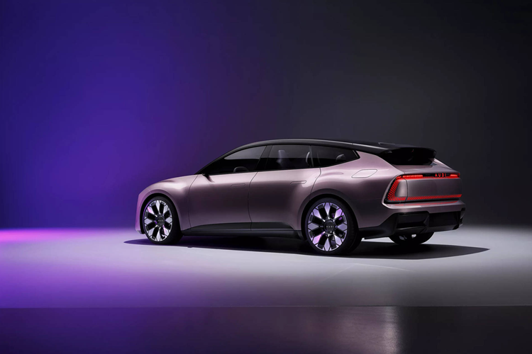 Chiếc xe concept AUDI E tại Trung Quốc được mô tả là xe Sportback thuần điện hoàn toàn và là “chuẩn mực của thế hệ xe điện kế tiếp”. Nó dài 4.870 mm, rộng 1.990 mm, cao 1.460 mm và có chiều dài cơ sở đạt 2.950 mm, tức là gần tương đương chiếc Audi A5 chạy xăng.