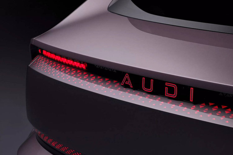 Loại pin lớn nhất có thể sử dụng lên đến 100 kWh, mang lại tầm di chuyển tối đa 700 km trong một lần sạc. Kiến trúc điện 800V hỗ trợ sạc siêu nhanh, nạp lại đủ năng lượng để đi 370 km chỉ trong vòng 10 phút sạc.