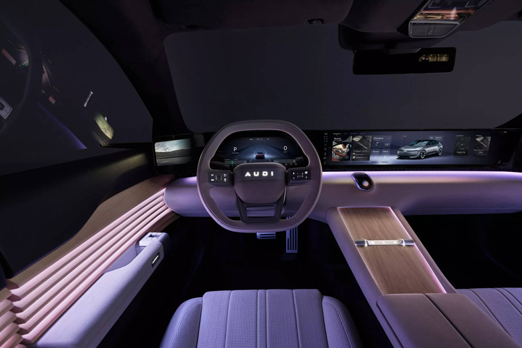 Phía sau vô-lăng là dải màn hình chạy hết chiều dài từ cột A bên này sang cột A bên kia, có độ phân giải 4K và đảm nhận nhiều chức năng cùng lúc: vừa là cụm đồng hồ, hệ thống thông tin giải trí và gương chiếu hậu kỹ thuật số.