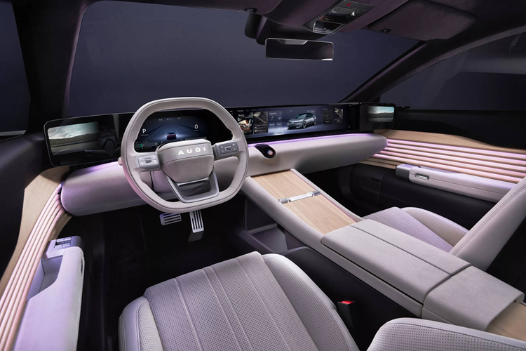 Ngôn ngữ thiết kế của xe đã được điều chỉnh sao cho “hợp nhãn người Trung Quốc” nhưng vẫn toát lên vẻ kỳ lạ, như thể một sự lai tạo giữa xe coupe và xe wagon. Rất dễ nhận ra sự thiếu vắng của logo 4 vòng tròn, vì ở cả 2 phía đầu và đuôi xe đều chỉ có dòng chữ “AUDI” phát sáng, tại trung tâm các bộ mâm cũng vậy.