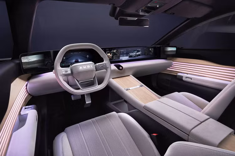 Ngôn ngữ thiết kế của xe đã được điều chỉnh sao cho “hợp nhãn người Trung Quốc” nhưng vẫn toát lên vẻ kỳ lạ, như thể một sự lai tạo giữa xe coupe và xe wagon. Rất dễ nhận ra sự thiếu vắng của logo 4 vòng tròn, vì ở cả 2 phía đầu và đuôi xe đều chỉ có dòng chữ “AUDI” phát sáng, tại trung tâm các bộ mâm cũng vậy.