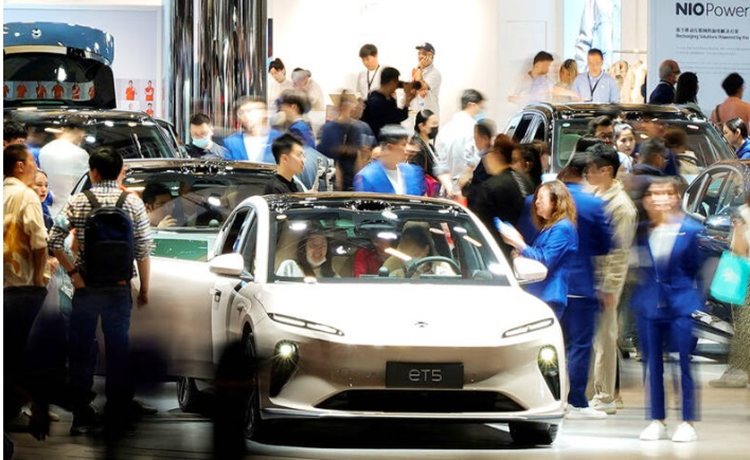 Trung Quoc ho tro chu oto doi cu lay moi, con tang them tien