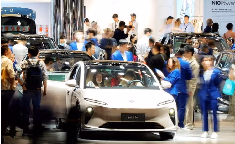 Trung Quoc ho tro chu oto doi cu lay moi, con tang them tien