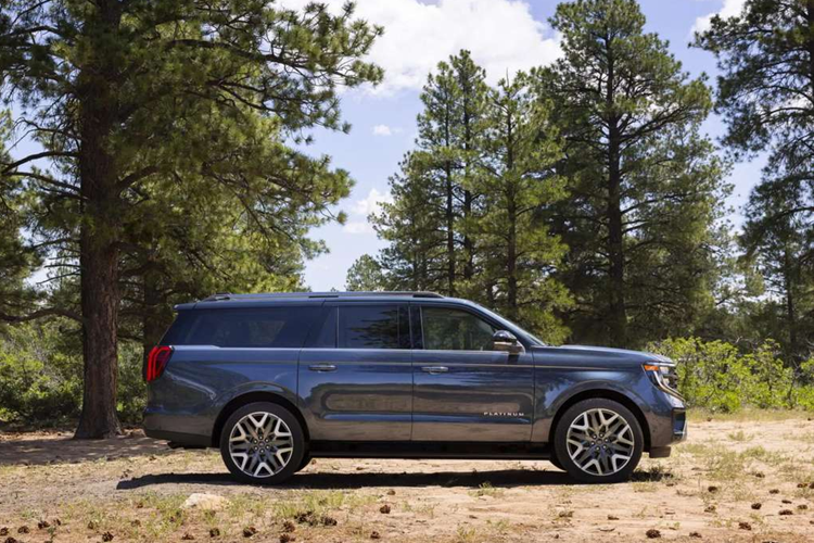 Xe còn được trang bị hệ thống hỗ trợ kéo rơ-moóc như Pro Trailer Hitch Assist và Backup Assist, giúp việc lái xe với rơ-moóc trở nên dễ dàng hơn. BlueCruise ADAS của Ford hiện có trên hầu hết các phiên bản của Ford Expedition 2025, cung cấp cho chủ xe khả năng lái xe rảnh tay trên đường cao tốc.