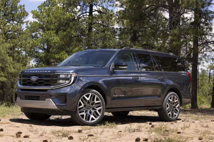 Bước sang thế hệ mới, mẫu xe SUV Ford Expedition sẽ được tăng khả năng off-road với phiên bản Tremor. Các tiện ích nổi bật trên biến thể này bao gồm: bảng điều khiển kỹ thuật số tiên tiến với màn hình 24 inch, không gian chứa đồ được nâng cấp với tính năng Split Gate mới và bàn gấp tiện lợi.