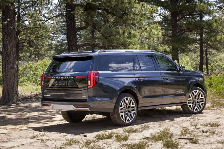 Khách hàng có thể bắt đầu đặt hàng trước Ford Expedition 2025 từ ngày 24/10/2024 tới đây, với đợt giao hàng đầu tiên dự kiến vào mùa xuân năm sau. Mức giá xe Ford Expedition 2025 khởi điểm từ 61.700 USD (khoảng 1,528 tỷ đồng), tăng 6.070 USD (150 triệu đồng) so với đời cũ.