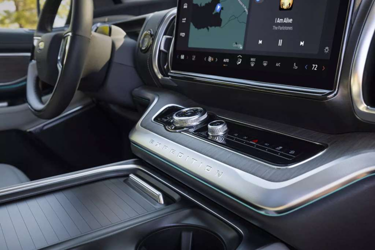 Ở phía sau, Ford Expedition 2025 lại được thiết kế với các đường nét mềm mại hơn, đèn hậu gắn cao và nhiều chi tiết trang trí màu đen tạo điểm nhấn. Với Ford Expedition Tremor, xe sẽ có thêm điểm nhấn màu cam, đèn LED phụ trên lưới tản nhiệt, các tấm bảo vệ gầm xe và lốp địa hình General Grabber kích thước 33 inch.