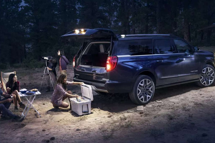 Xe được bổ sung thêm công nghệ mới như tính năng Ford Split Gate, giúp tăng thêm tính thực dụng cho khoang hành lý. Cụ thể, cửa sau được chia làm hai phần, khi mở thì ba phần tư phía trên của cửa mở lên trên, trong khi phần tư phía dưới gập xuống giống như cửa sau xe bán tải - phần này có thể chịu được tải trọng lên đến 227kg và có thể sử dụng như ghế ngồi có lưng tựa hoặc làm bàn gấp tiện lợi.