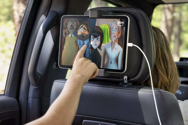 Xe được trang bị vô lăng hai chấu lớn và một màn hình thông tin giải trí cỡ lớn được trang bị gói Ford Connectivity Package hoàn toàn mới, cho phép người dùng sử dụng các tính năng Wi-Fi hotspot, truy cập vào các ứng dụng Google Play và Google Maps…