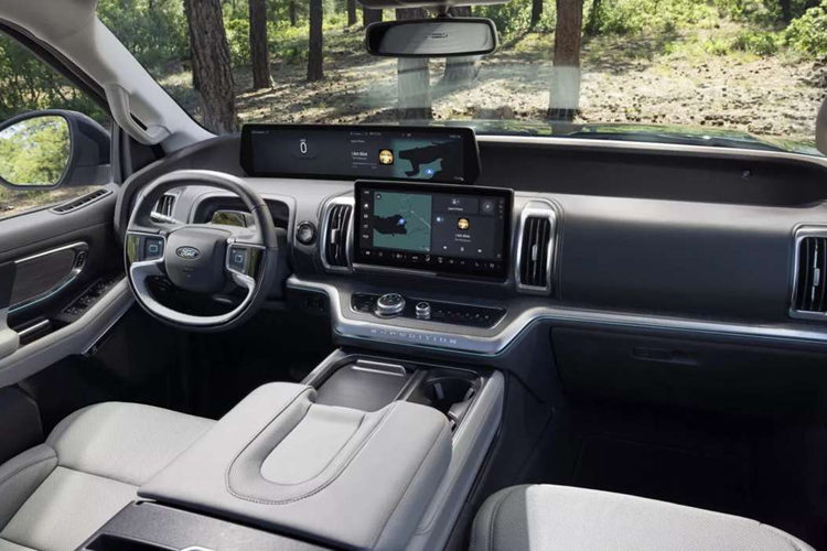 Ford Expedition 2025 có hai kiểu thân xe là Expedition và Expedition Max, vẫn giữ nguyên kích thước như thế hệ trước. Mẫu xe tiêu chuẩn có chiều dài 5.331 mm, chiều dài cơ sở 3.112 mm, trong khi mẫu Max có chiều dài 5.631 mm với chiều dài cơ sở 3.340 mm. Cả hai phiên bản đều có chiều rộng 2.032 mm.