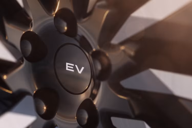 Đoạn clip giới thiệu cho thấy Range Rover Electric 2025 chạy điện sẽ được trang bị nhiều công nghệ hiện đại nhằm đảm bảo khả năng off-road. Một trong số đó là hệ thống kiểm soát lực kéo mới, với mỗi đơn vị điều khiển động cơ điện riêng lẻ quản lý mức độ trượt của bánh xe.