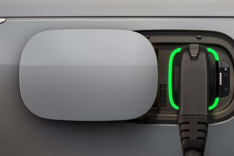 Range Rover Electric sẽ được xây dựng trên khung gầm kiểu mô đun đặt dọc, với pin và hệ truyền động điện được lắp ráp nội bộ. Xe sẽ được lắp ráp tại Anh, cùng với các phiên bản hybrid nhẹ và plug-in hybrid.