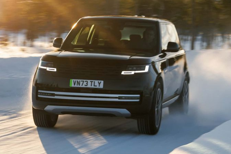 Trong khi hầu hết các nhà sản xuất ôtô thường “nhá hàng” những mẫu xe mới bằng những hình ảnh “mờ ảo” nhằm tạo sự tò mò thì Land Rover mới đây đã gây bất ngờ khi công bố hình ảnh mẫu Range Rover Electric 2025 mới sắp ra mắt mà không hề che chắn bất cứ điều gì.