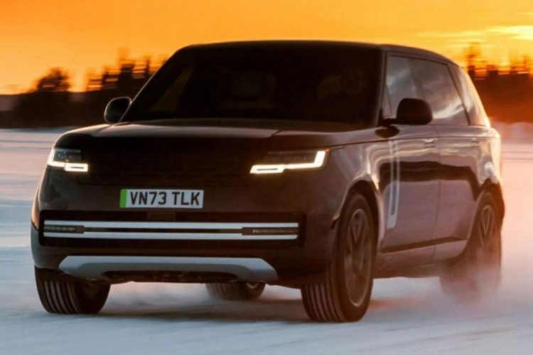 Mặc dù chưa có lịch ra mắt cụ thể, Range Rover Electric đã thu hút được sự quan tâm của đông đảo khách hàng, với 16.000 đơn đặt trước tính từ tháng 12/2023 đến tháng 2/2024.