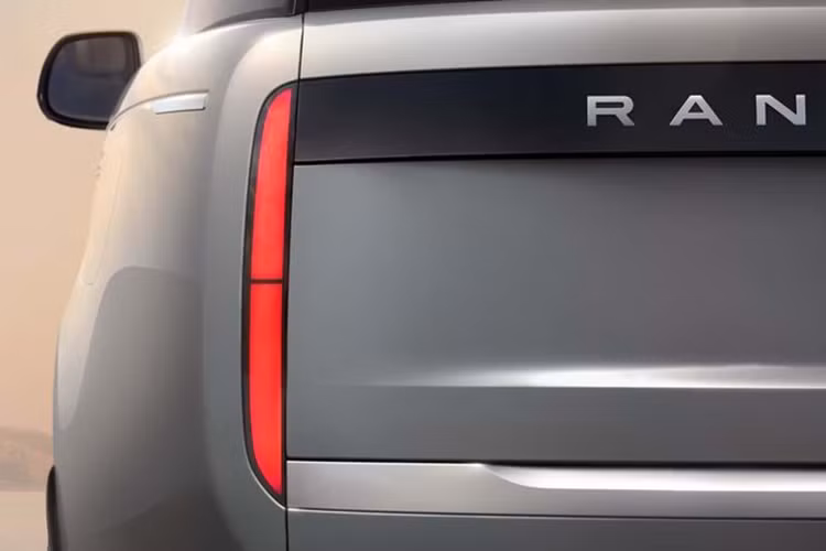 Land Rover chưa công bố các thông tin chính thức về công suất của hệ thống truyền động điện và dung lượng pin. Tuy nhiên, hãng đã xác nhận Range Rover Electric sẽ sử dụng kiến trúc 800 Volt và cung cấp hiệu suất ngang với động cơ V8.