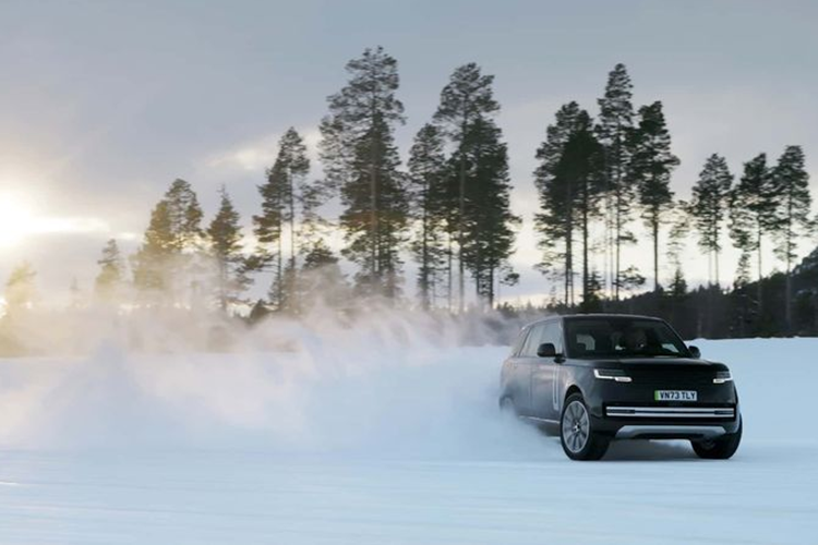 Theo Carscoops, những hình ảnh được chụp trong quá trình thử nghiệm với thời tiết lạnh giá tại Bắc Cực cho thấy mẫu xe SUV Range Rover Electric sẽ có thiết kế gần như giống hệt các phiên bản chạy động cơ đốt trong. Range Rover Electric là mẫu xe thuần điện thứ hai của JLR (Jaguar Land Rover), sau Jaguar I-Pace.