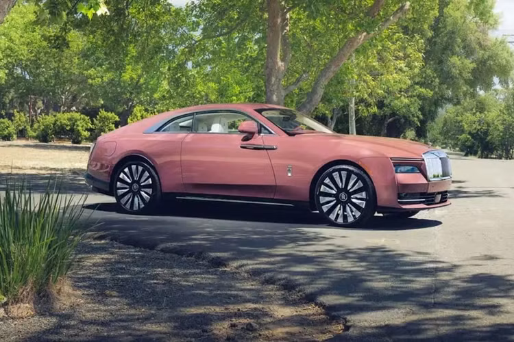 Cullinan phiên bản nâng cấp giữa vòng đời vẫn tiếp tục tiếp tục được trang bị cỗ máy V12 tăng áp kép 6.75 lít và mẫu xe này sẽ được sản xuất cho đến cuối thập kỷ này. Do đó, theo Auto News, thương hiệu Anh Quốc này vẫn sẽ duy trì loại động cơ này thêm ít nhất 5-6 năm nữa.