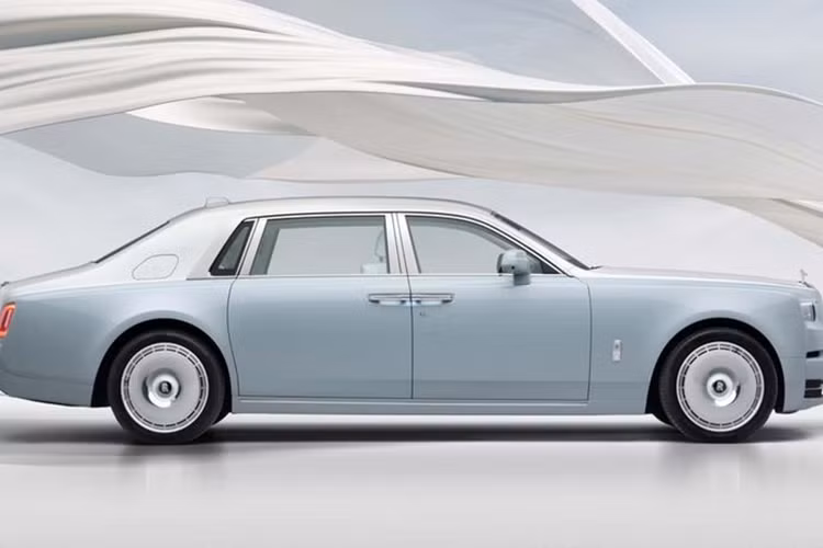 Dù trường hợp nào xảy ra, mẫu xe điện mới của Rolls-Royce cũng sẽ có nhiều khả năng trở thành một sản phẩm chủ lực về doanh số của thương hiệu. Ra mắt vào cuối năm 2028 sẽ là một mẫu sedan thuần điện hoàn toàn mới.