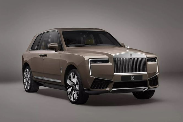 Đâu tiên là một mẫu SUV Rolls-Royce thuần điện có kích thước nhỏ hơn Cullinan, dự kiến ra mắt đầu năm 2027. Không rõ liệu mẫu xe mới này có chia sẻ hệ thống truyền động với Spectre hiện tại hay không, bởi với công nghệ xe điện phát triển nhanh chóng như hiện nay, Rolls-Royce có thể sẽ sử dụng pin và động cơ điện hiện đại hơn vào thời điểm đó.