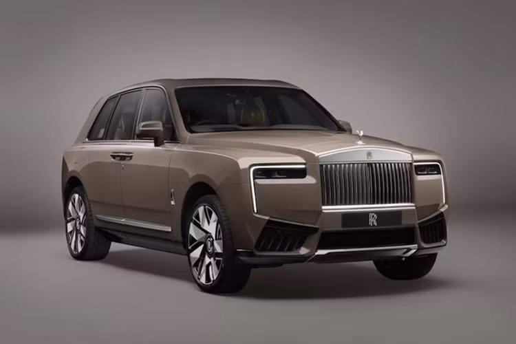 Đâu tiên là một mẫu SUV Rolls-Royce thuần điện có kích thước nhỏ hơn Cullinan, dự kiến ra mắt đầu năm 2027. Không rõ liệu mẫu xe mới này có chia sẻ hệ thống truyền động với Spectre hiện tại hay không, bởi với công nghệ xe điện phát triển nhanh chóng như hiện nay, Rolls-Royce có thể sẽ sử dụng pin và động cơ điện hiện đại hơn vào thời điểm đó.