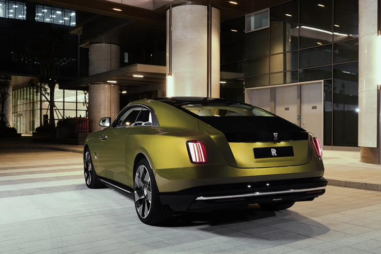 Rolls-Royce cũng đang lên kế hoạch cho tương lai của Spectre. Mẫu xe mới chỉ được ra mắt cách đây 2 năm và phiên bản nâng cấp dự kiến sẽ có mặt vào năm 2027. Không rõ những nâng cấp nào sẽ được thực hiện, nhưng khả năng sẽ có cải tiến về hệ thống truyền động và công nghệ.