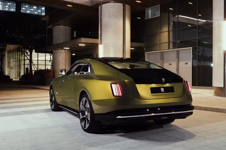 Rolls-Royce cũng đang lên kế hoạch cho tương lai của Spectre. Mẫu xe mới chỉ được ra mắt cách đây 2 năm và phiên bản nâng cấp dự kiến sẽ có mặt vào năm 2027. Không rõ những nâng cấp nào sẽ được thực hiện, nhưng khả năng sẽ có cải tiến về hệ thống truyền động và công nghệ.