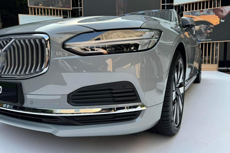 Điểm khác biệt dễ nhận thấy nhất đó là bản Recharge có cổng sạc được đặt ở khu vực bánh xe phía trước bên lái. Ngoài ra, xe còn có bộ mâm 19 inch được thiết kế độc quyền. Khu vực cản trước giờ đây đã bị cắt bỏ đèn sương mù.