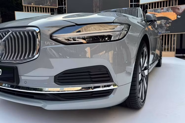 Điểm khác biệt dễ nhận thấy nhất đó là bản Recharge có cổng sạc được đặt ở khu vực bánh xe phía trước bên lái. Ngoài ra, xe còn có bộ mâm 19 inch được thiết kế độc quyền. Khu vực cản trước giờ đây đã bị cắt bỏ đèn sương mù.