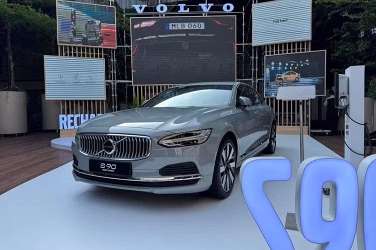 Theo đó, Volvo S90 Recharge Ultimate tại Việt Nam chỉ có một phiên bản duy nhất đi cùng giá bán 2,89 tỷ đồng. Bên cạnh XC60 Recharge và XC90 Recharge, S90 Ultimate Recharge cũng chính là mẫu xe hoàn thiện dải sản phẩm plug-in hybrid của Volvo Việt Nam trước khi bước sang kỷ nguyên xe thuần điện.