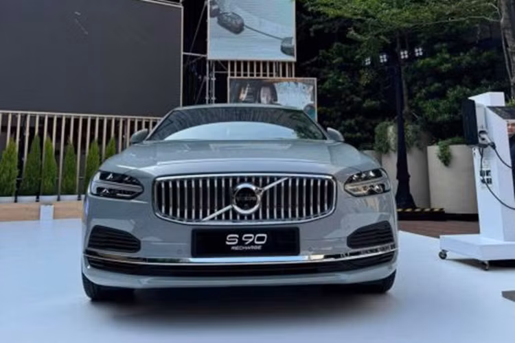 Volvo S90 Recharge Ultimate 2024 mới sở hữu kích thước dài x rộng x cao lần lượt là 5.090 x 1.890 1.450 mm. Chiều dài cơ sở 3.061 mm mang đến không gian hàng ghế thứ hai rộng rãi nhất phân khúc. Nhìn chung, ngoại hình của xe không khác biệt quá nhiều so với phiên bản Ultimate tiêu chuẩn.