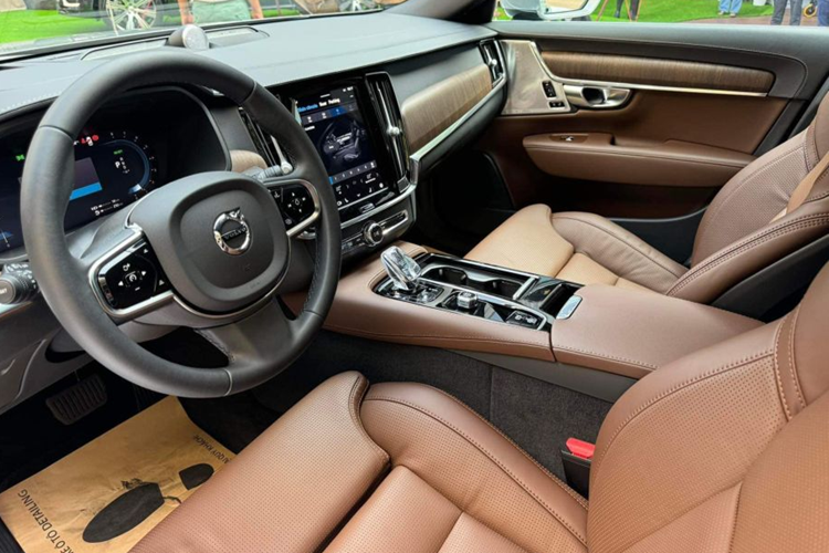 Mẫu xe sedan Volvo S90 Recharge Ultimate còn được hãng bổ sung cho 3 tùy chọn màu sơn mới, gồm: Vapour Grey, Bright Dusk và Denim Blue. Về nội thất, S90 Recharge Ultimate có khoang cabin rộng rãi với hàng loạt trang bị hiện đại như: bảng đồng hồ điện tử 12,3 inch; màn hình giải trí 9,7 inch tích hợp Apple CarPlay