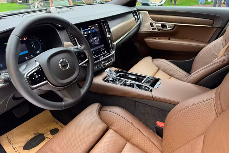 Mẫu xe sedan Volvo S90 Recharge Ultimate còn được hãng bổ sung cho 3 tùy chọn màu sơn mới, gồm: Vapour Grey, Bright Dusk và Denim Blue. Về nội thất, S90 Recharge Ultimate có khoang cabin rộng rãi với hàng loạt trang bị hiện đại như: bảng đồng hồ điện tử 12,3 inch; màn hình giải trí 9,7 inch tích hợp Apple CarPlay