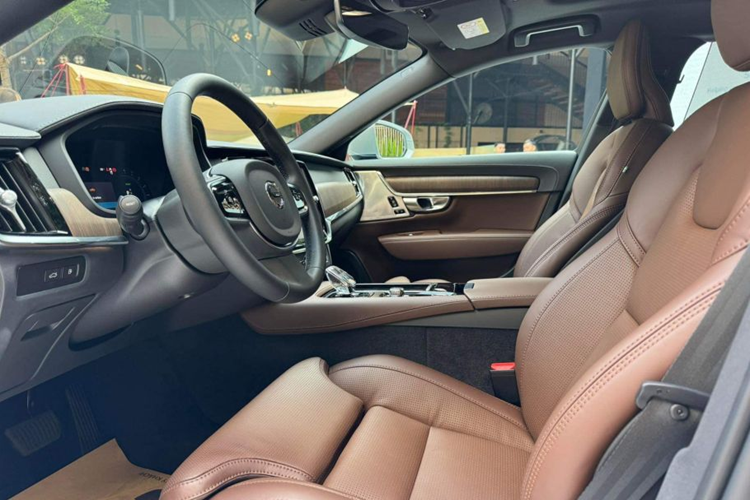 So với S90, nội thất Volvo S90 Ultimate Recharge sẽ hơi khác một chút ở phần yên ngựa hàng ghế trước do phía dưới là bộ pin.