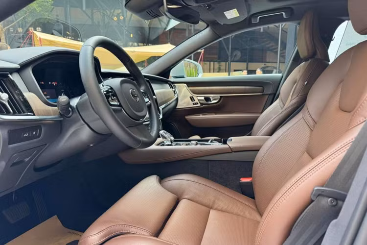 So với S90, nội thất Volvo S90 Ultimate Recharge sẽ hơi khác một chút ở phần yên ngựa hàng ghế trước do phía dưới là bộ pin.