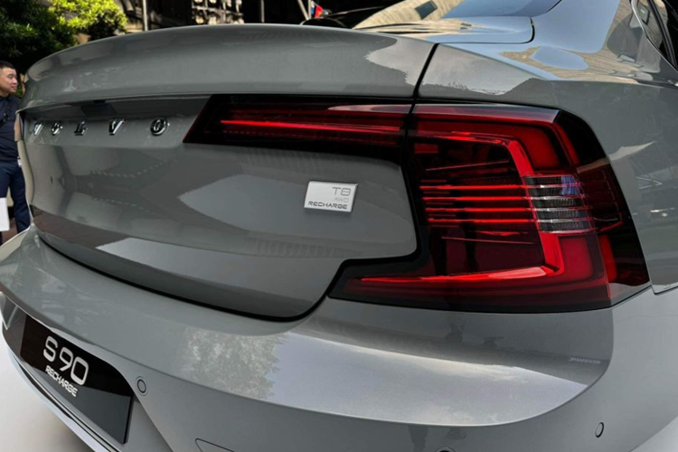 Cung cấp sức mạnh cho Volvo S90 Ultimate Recharge là hệ truyền động hybrid với sự kết hợp của động cơ xăng 2.0L Turbocharge và động cơ điện, cho tổng công suất 462 mã lực và mô-men xoắn 709 Nm, mạnh nhất phân khúc sedan hạng sang cỡ trung.