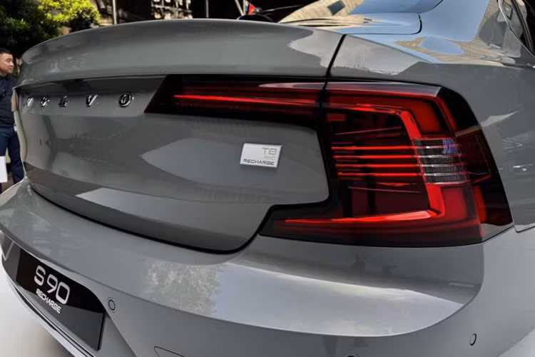 Cung cấp sức mạnh cho Volvo S90 Ultimate Recharge là hệ truyền động hybrid với sự kết hợp của động cơ xăng 2.0L Turbocharge và động cơ điện, cho tổng công suất 462 mã lực và mô-men xoắn 709 Nm, mạnh nhất phân khúc sedan hạng sang cỡ trung.