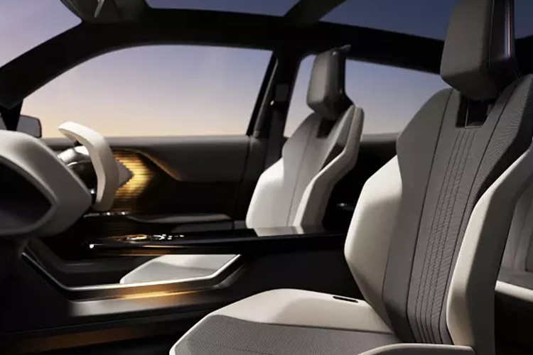 Ngoài ra, Suzuki eVX Concept còn có nóc dốc về phía sau, tay nắm cửa ẩn, camera kỹ thuật số thay cho gương chiếu hậu và ốp màu bạc nổi bật trên cửa. Phía sau là đèn hậu với thiết kế mỏng, nằm vắt ngang đuôi xe, kính chắn gió dốc sâu và cửa cốp thẳng đứng.