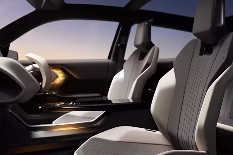 Ngoài ra, Suzuki eVX Concept còn có nóc dốc về phía sau, tay nắm cửa ẩn, camera kỹ thuật số thay cho gương chiếu hậu và ốp màu bạc nổi bật trên cửa. Phía sau là đèn hậu với thiết kế mỏng, nằm vắt ngang đuôi xe, kính chắn gió dốc sâu và cửa cốp thẳng đứng.