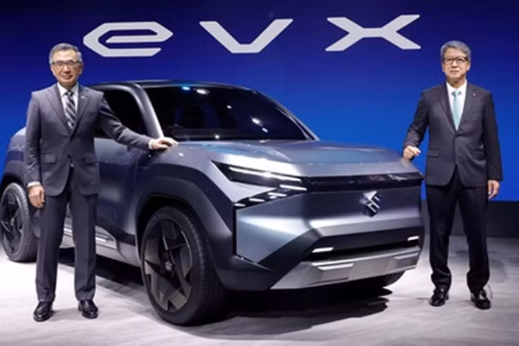 Nội thất của Suzuki eVX Concept phối 2 màu tương phản và có hệ thống đèn viền trang trí. Cửa sổ trời toàn cảnh cũng được trang bị cho mẫu xe này. Thông tin về động cơ điện của Suzuki eVX chưa được tiết lộ nhiều.