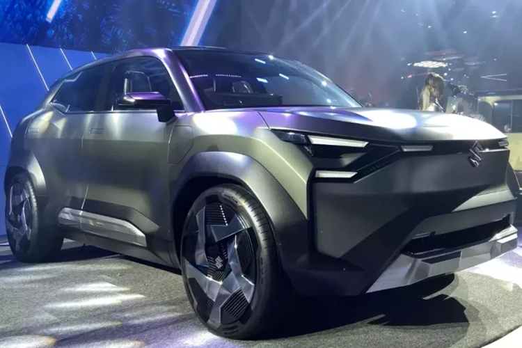 Hiện hãng Suzuki vẫn chưa công bố danh tính của mẫu SUV thuần điện mới. Tuy nhiên, không khó để dự đoán đây sẽ là phiên bản thương mại của mẫu xe Suzuki eVX Concept từng ra mắt lần đầu tiên tại triển lãm Auto Expo 2023 ở Ấn Độ vào đầu năm ngoái.